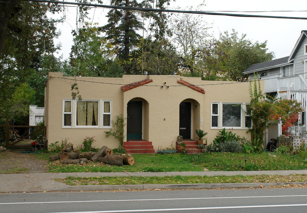 727 North St in Santa Rosa, CA - Building Photo