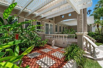 17494 SW 83rd Ct in Palmetto Bay, FL - Foto de edificio - Building Photo
