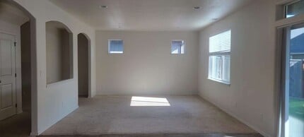 593 SE Casting St in Albany, OR - Building Photo - Building Photo