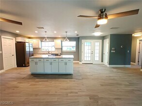 424 Bayshore Dr in Cape Coral, FL - Building Photo - Building Photo