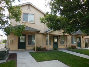 Hollybrook Estates in Turlock, CA - Foto de edificio - Building Photo