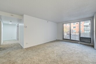 L'Ambiance Ouest in Dollard-des-Ormeaux, QC - Building Photo - Building Photo