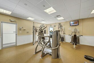 703 Pelham Rd, Unit 412 in New Rochelle, NY - Foto de edificio - Building Photo