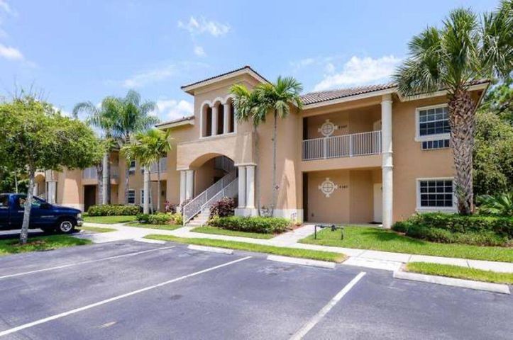 8950 Sandshot Ct, Unit Side A in Port St. Lucie, FL - Foto de edificio