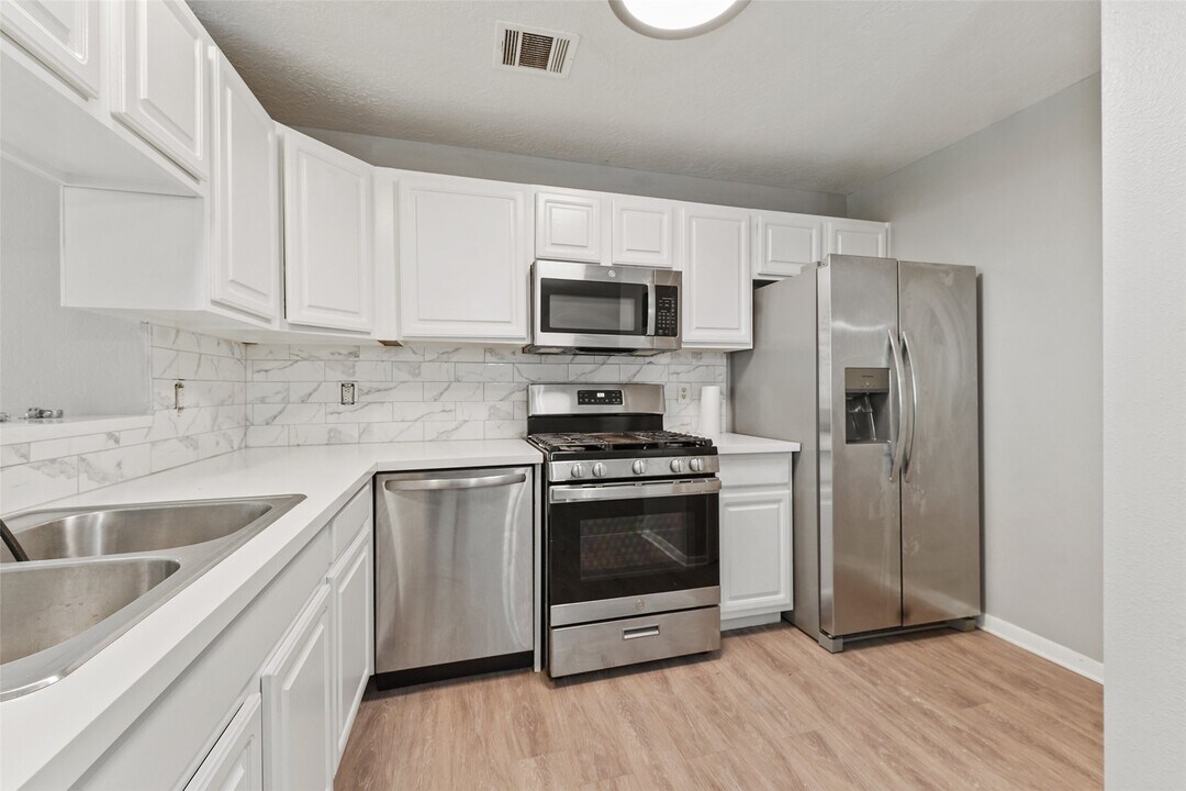 6011 Beaconridge Dr in Houston, TX - Building Photo
