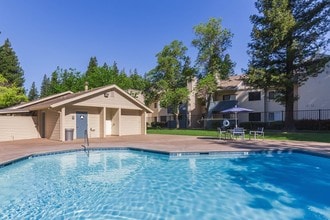 Redwood Square Apartments in Sacramento, CA - Foto de edificio - Building Photo