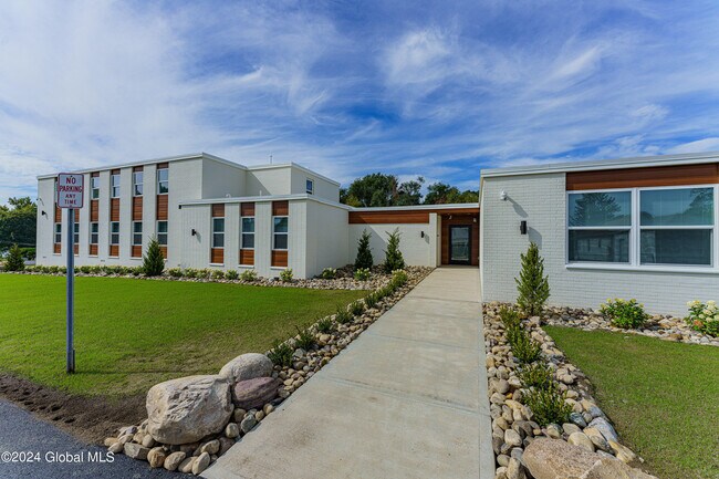 9 Laura Dr-Unit -211 in Cohoes, NY - Building Photo - Building Photo