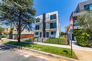 6700 Balboa Blvd in Los Angeles, CA - Building Photo