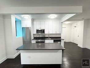 145 W 55th St in New York, NY - Building Photo - Building Photo