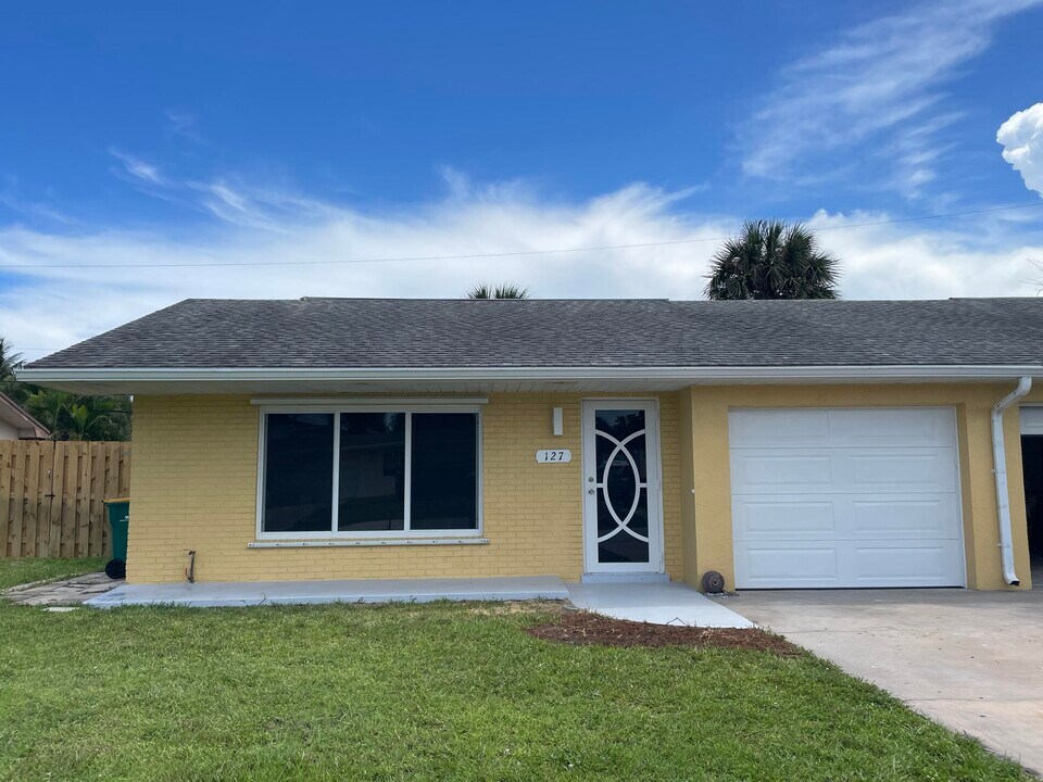 127 1st Ave in Indialantic, FL - Building Photo