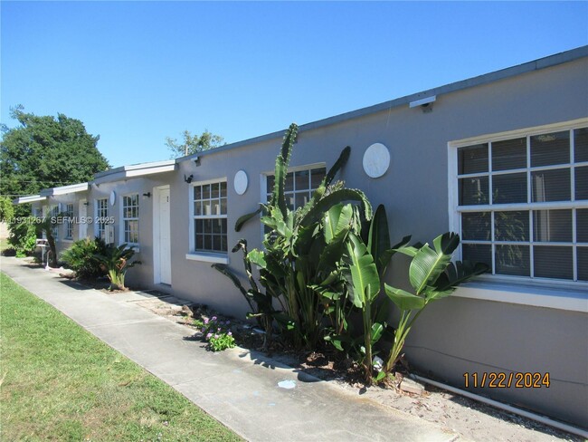 2325 Madison St in Hollywood, FL - Building Photo - Building Photo