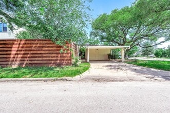 6825 Bellgreen Dr in Houston, TX - Building Photo - Building Photo