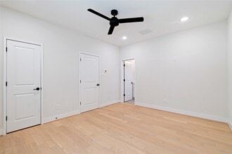 2206 Lou Ellen Ln in Houston, TX - Building Photo - Building Photo