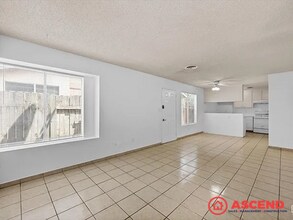 205 Universe Ave-Unit -205 Universe Ave #B in Bakersfield, CA - Building Photo - Building Photo