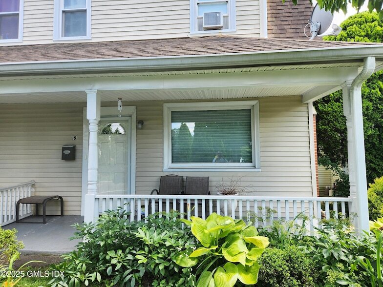 19 Valley Rd, Unit A in Greenwich, CT - Building Photo