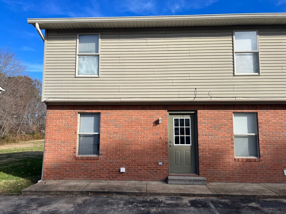 427 Mt Pelia Rd in Martin, TN - Building Photo