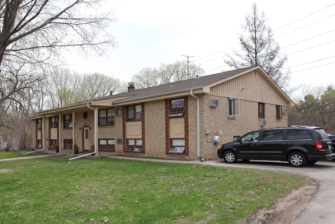 6739 Golden Valley Rd in Golden Valley, MN - Building Photo