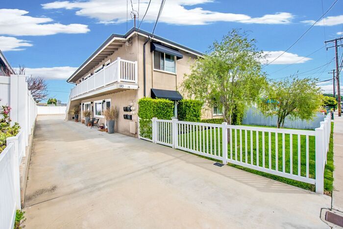 180 Rochester St in Costa Mesa, CA - Building Photo