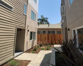 961 N St Andrews Pl in Los Angeles, CA - Foto de edificio - Building Photo
