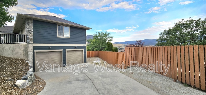 1211 Loseth Dr in Kelowna, BC - Building Photo