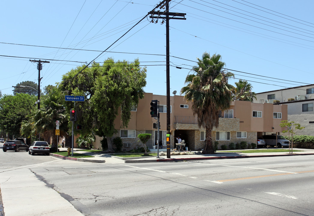 15900 Vanowen St in Van Nuys, CA - Building Photo