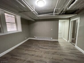 16 Irving St-Unit -G1 in Newark, NJ - Foto de edificio - Building Photo