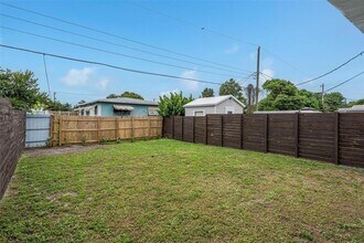 130 NW 57th St in Oakland Park, FL - Foto de edificio - Building Photo