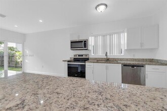 2176 NW 64th St in Miami, FL - Foto de edificio - Building Photo