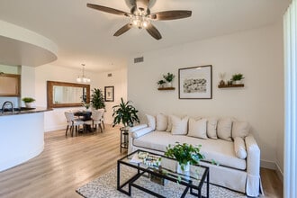 Temecula Creek Villas in Temecula, CA - Foto de edificio - Building Photo