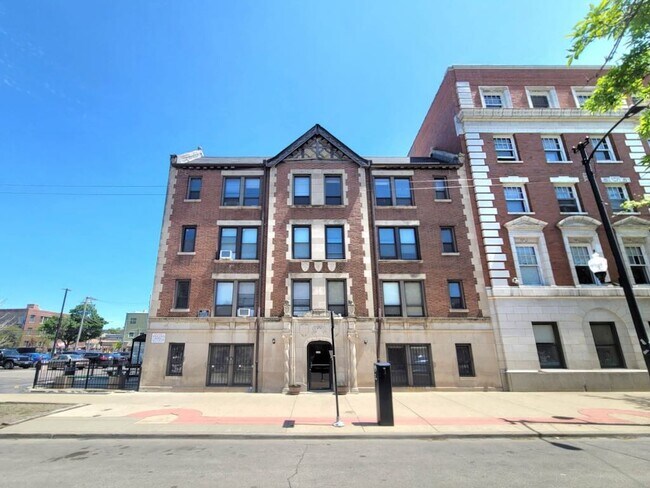 property at 3345 N Marshfield Ave