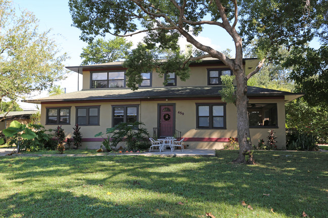 Crescent Lake Apartments