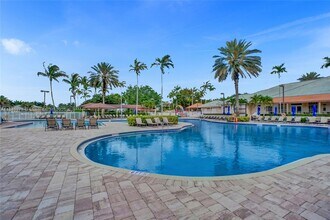 1100 Chinaberry Dr in Weston, FL - Building Photo - Building Photo