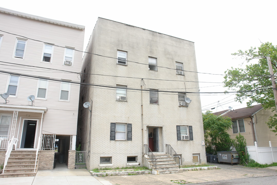 100 Commerce St in Perth Amboy, NJ - Foto de edificio