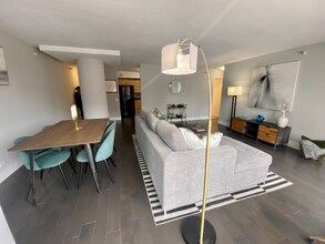 2 E 8th St-Unit -2301 in Chicago, IL - Building Photo - Building Photo