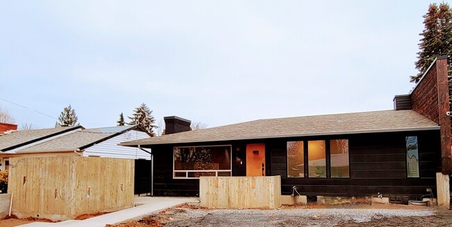 1215 Columbine St, Unit B in Wenatchee, WA - Foto de edificio - Building Photo