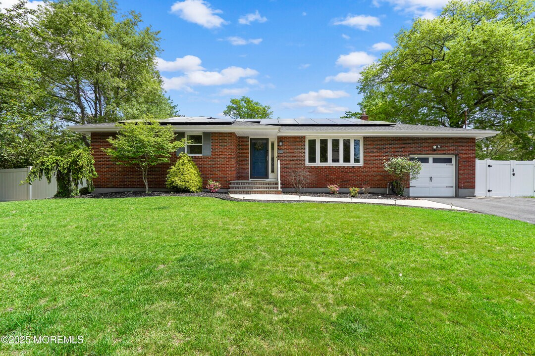 2011 Oakhurst Pkwy in Ocean Township, NJ - Building Photo