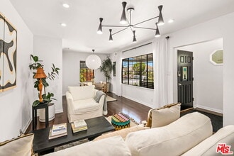 13324 Zanja St in Los Angeles, CA - Foto de edificio - Building Photo