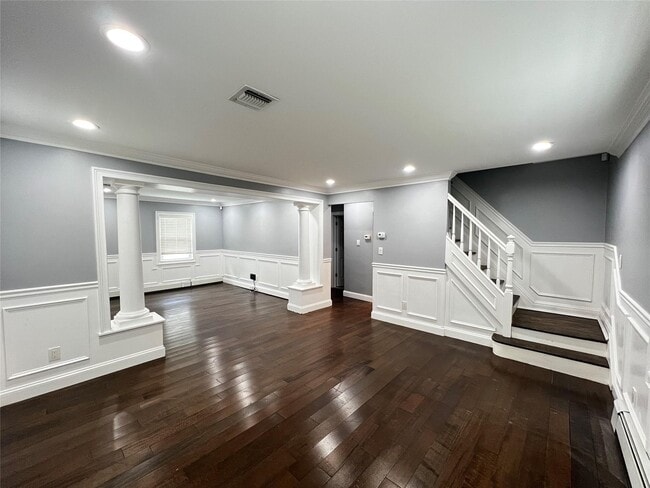 28 Allen St in New Hyde Park, NY - Building Photo - Building Photo