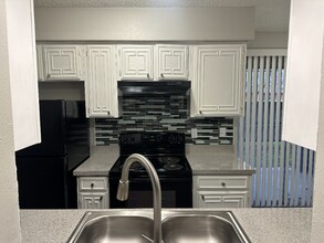 3754 W Buckingham Rd, Unit 103 in Garland, TX - Foto de edificio - Building Photo