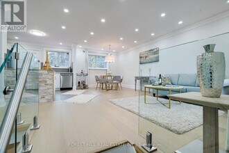 1 Willis Dr in Aurora, ON - Building Photo - Building Photo