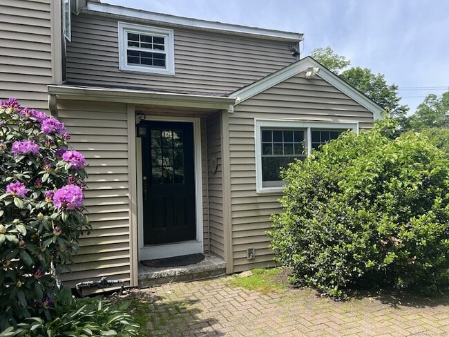 566 W Main St in Cheshire, CT - Building Photo - Building Photo