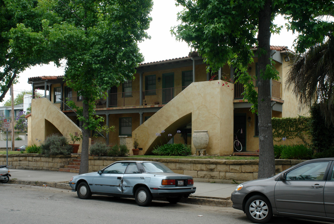 236 W Victoria St in Santa Barbara, CA - Building Photo