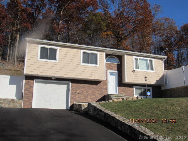 121 High Ridge Rd in Naugatuck, CT - Foto de edificio
