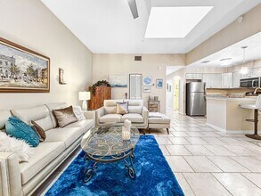 701 Mirror Lake Dr N in St. Petersburg, FL - Foto de edificio - Building Photo