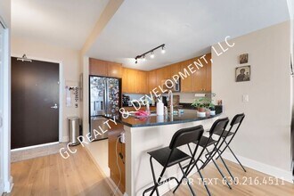 807 Davis St in Evanston, IL - Building Photo - Building Photo