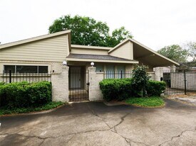 5231 Beechnut St in Houston, TX - Building Photo