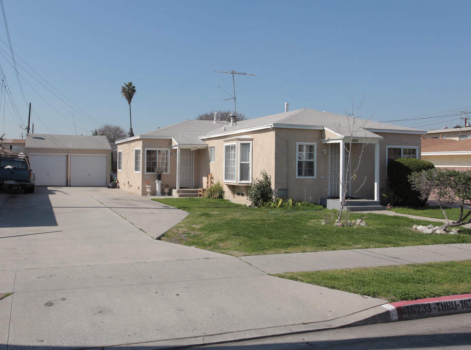 16233-16247 Cornuta in Bellflower, CA - Foto de edificio