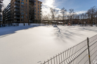 Savana Sur Le Parc in Montréal, QC - Building Photo - Building Photo