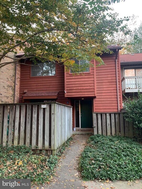 1896 Winterport Cluster in Reston, VA - Building Photo