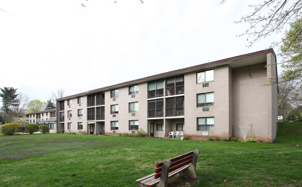 Pond View Apartments in Middletown, CT - Building Photo